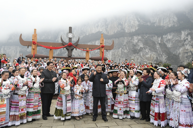 2月3日至5日，中共中央总书记、国家主席、中央军委主席习近平来到贵州考察调研，看望慰问各族干部群众，向全国各族人民致以美好的新春祝福。这是3日下午，习近平在毕节市黔西县新仁苗族乡化屋村文化广场上，向全国各族人民、港澳台同胞和海外侨胞拜年。新华社记者 李学仁 摄