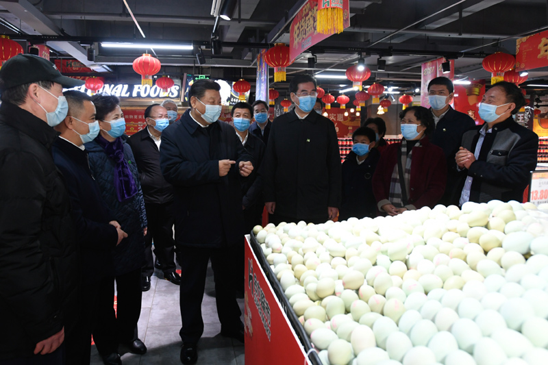 2月3日至5日，中共中央总书记、国家主席、中央军委主席习近平来到贵州考察调研，看望慰问各族干部群众，向全国各族人民致以美好的新春祝福。这是4日下午，习近平在贵阳市观山湖区合力惠民生鲜超市同置办年货的群众亲切交流。新华社记者 李学仁 摄