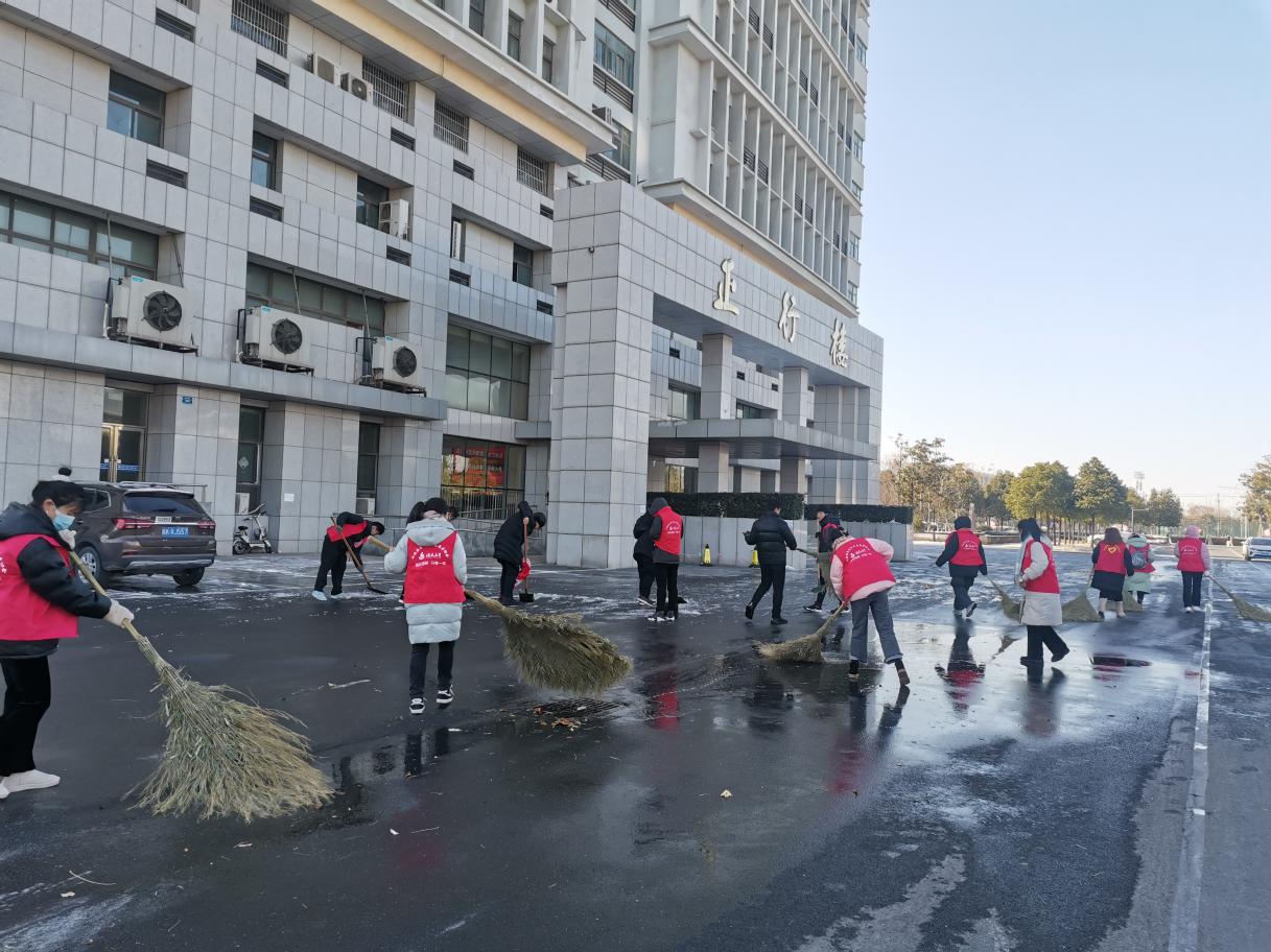 清理校园道路积雪 保障师生平安出行——千亿体育登录-千亿体育平台开展劳动教育活动