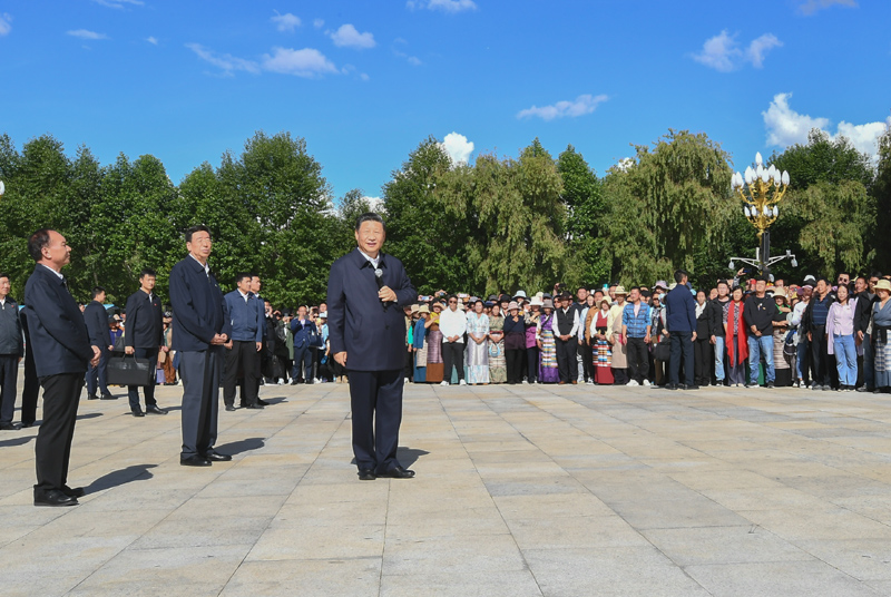 7月21日至23日，中共中央总书记、国家主席、中央军委主席习近平来到西藏，祝贺西藏和平解放70周年，看望慰问西藏各族干部群众。这是22日下午，习近平在布达拉宫广场，同游客和当地群众亲切交流。新华社记者 谢环驰 摄